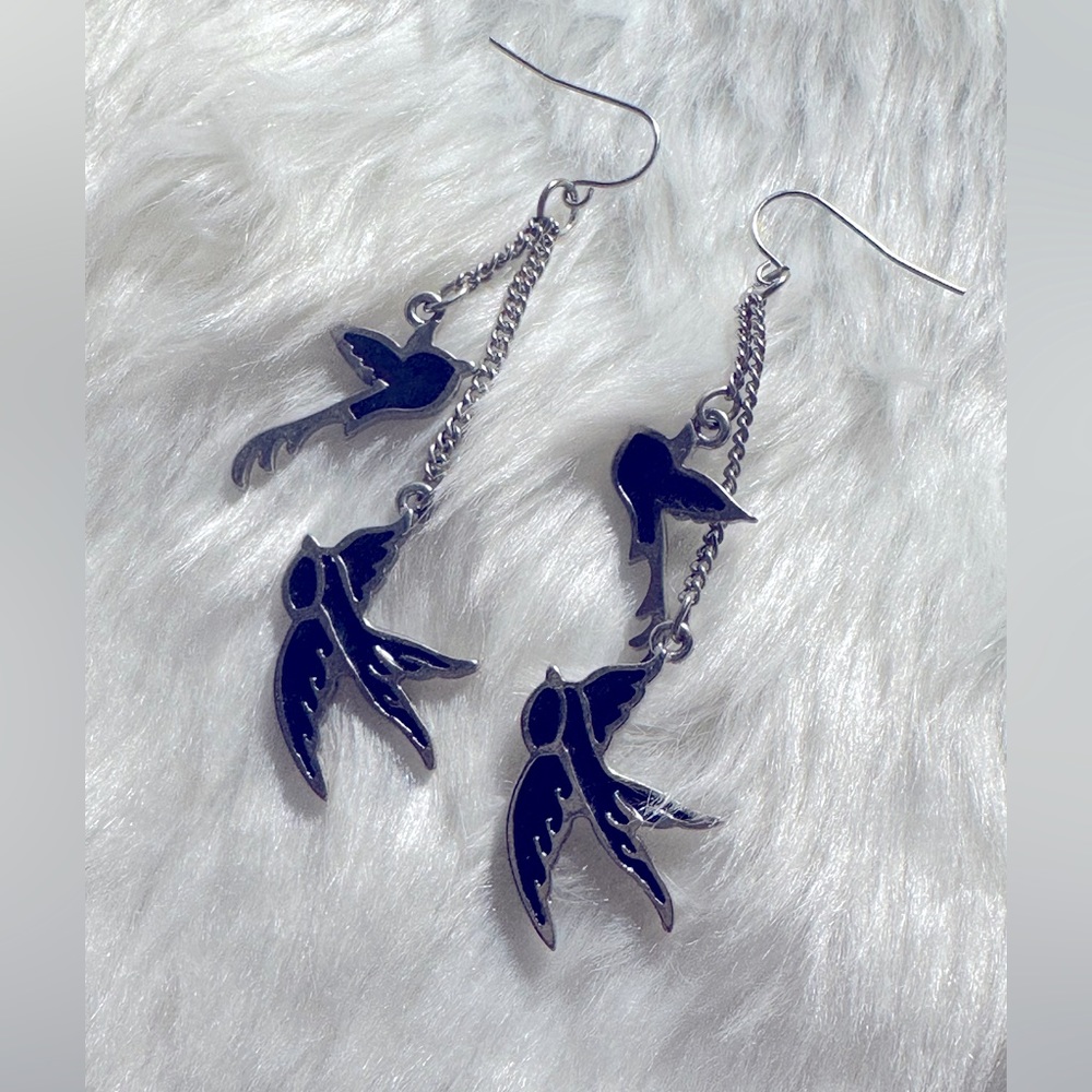 Black bird dangle chain earrings